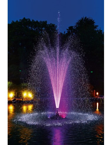 Fuente iluminada en violeta